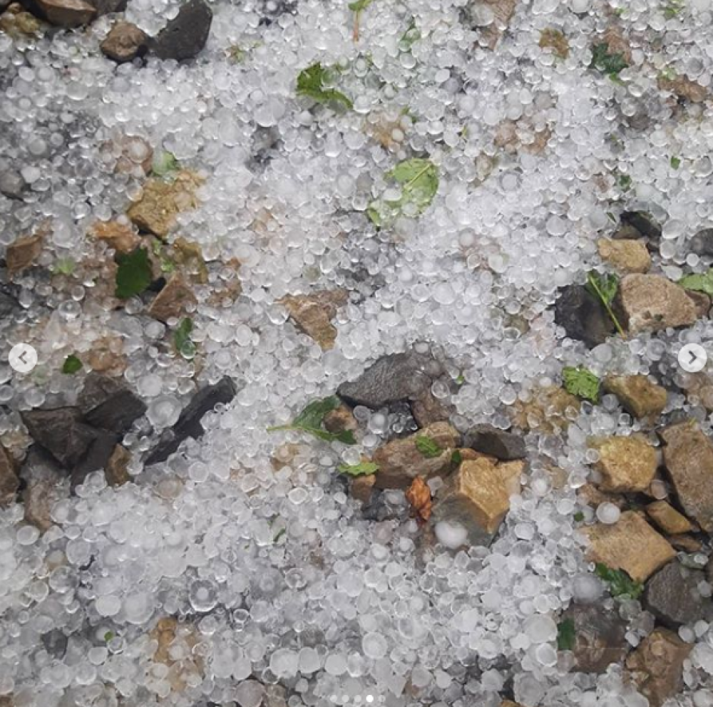 Непередбачуваний липень: Яремче засипає льодом. Фото: Сергій Зваричук. 