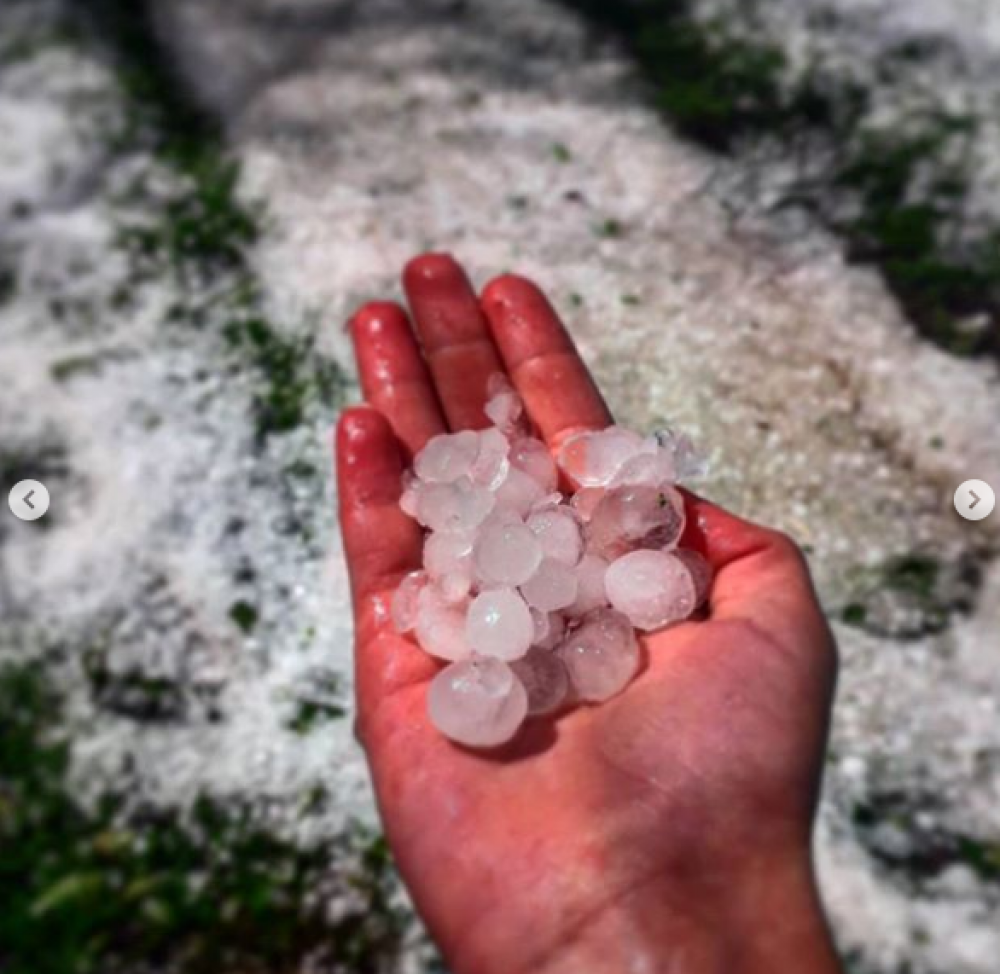 Непередбачуваний липень: Яремче засипає льодом. Фото: Сергій Зваричук. 