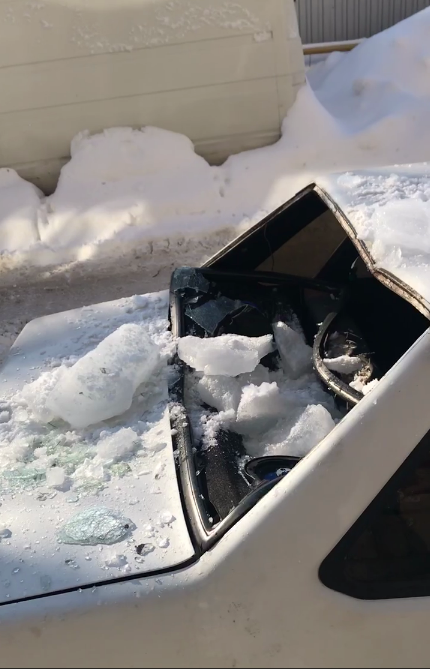 Бурульки і снігові брили з дахів трощать автомобілі у Львові. Фото: скріншот із відео Максима Жука.