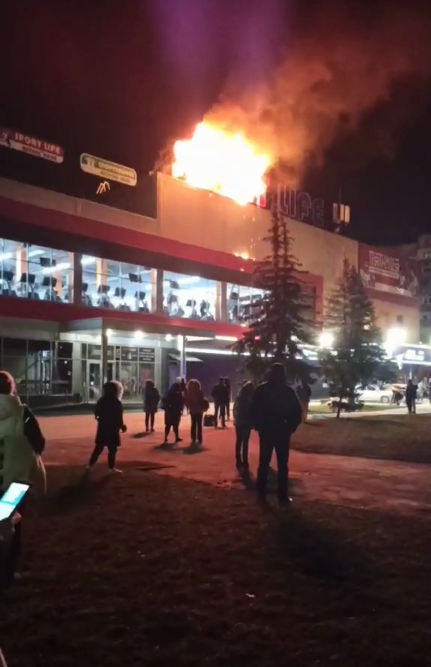 У Львові серед ночі спалахнула вивіска на магазині. Фото: скріншот із відео