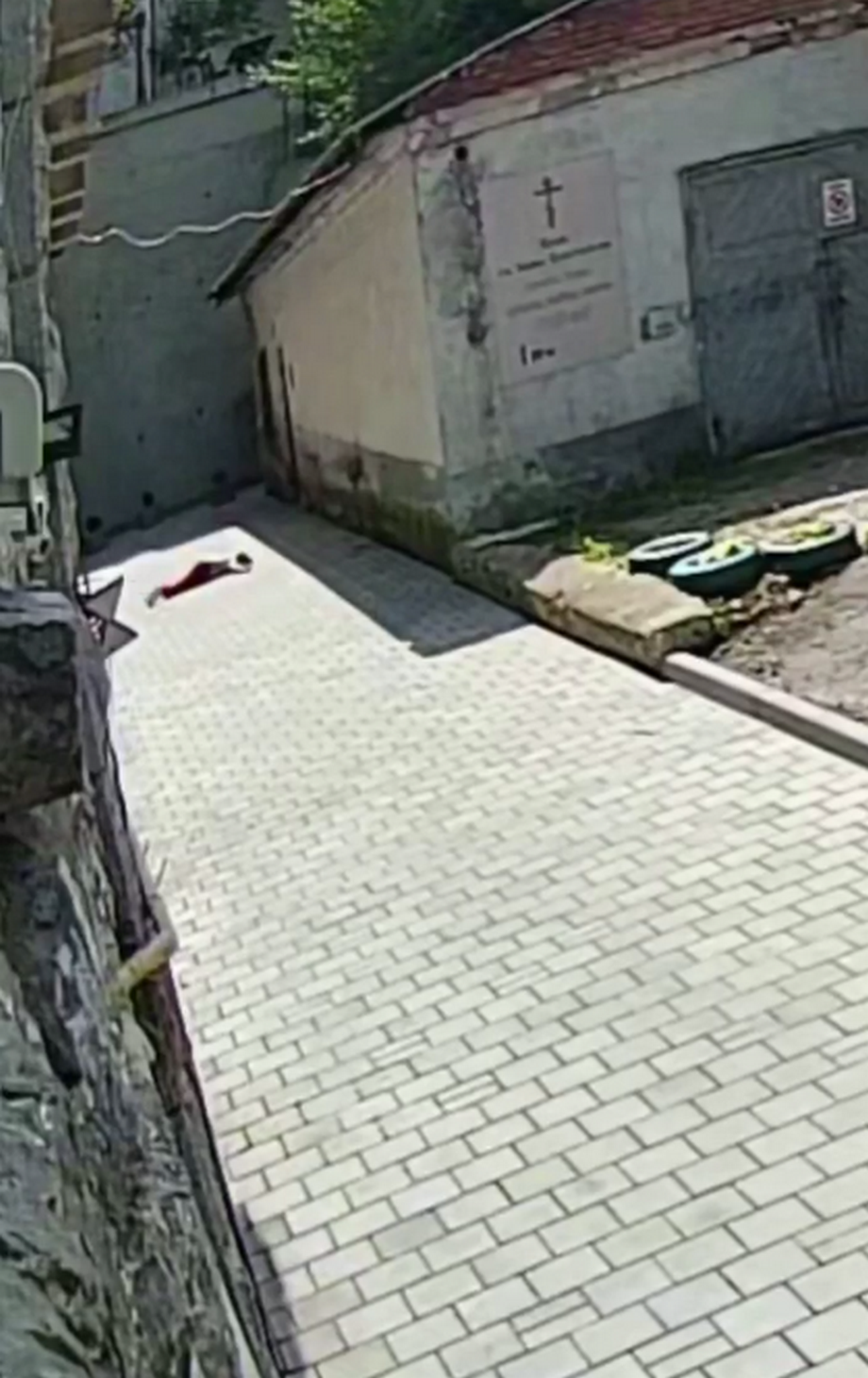 З третього поверху львівського психоневрологічного диспансеру випала пацієнтка. Фото: скріншот із відео