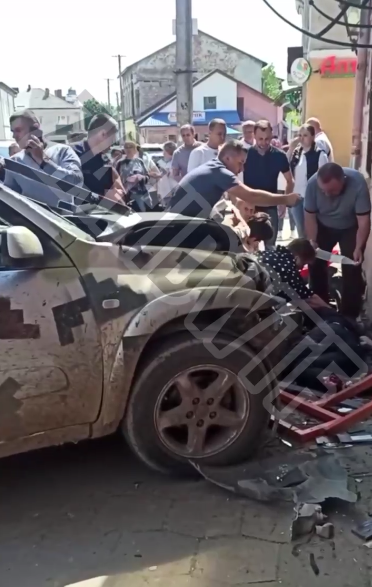 В Яворові п’яна водійка автомобіля, розтрощивши огорожу, виїхала на тротуар і збила поліцейську.