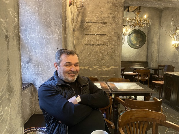 Вадо Арзуманян з командою готували за день понад 4000 порцій їжі для людей, які втекли від війни до Львова.