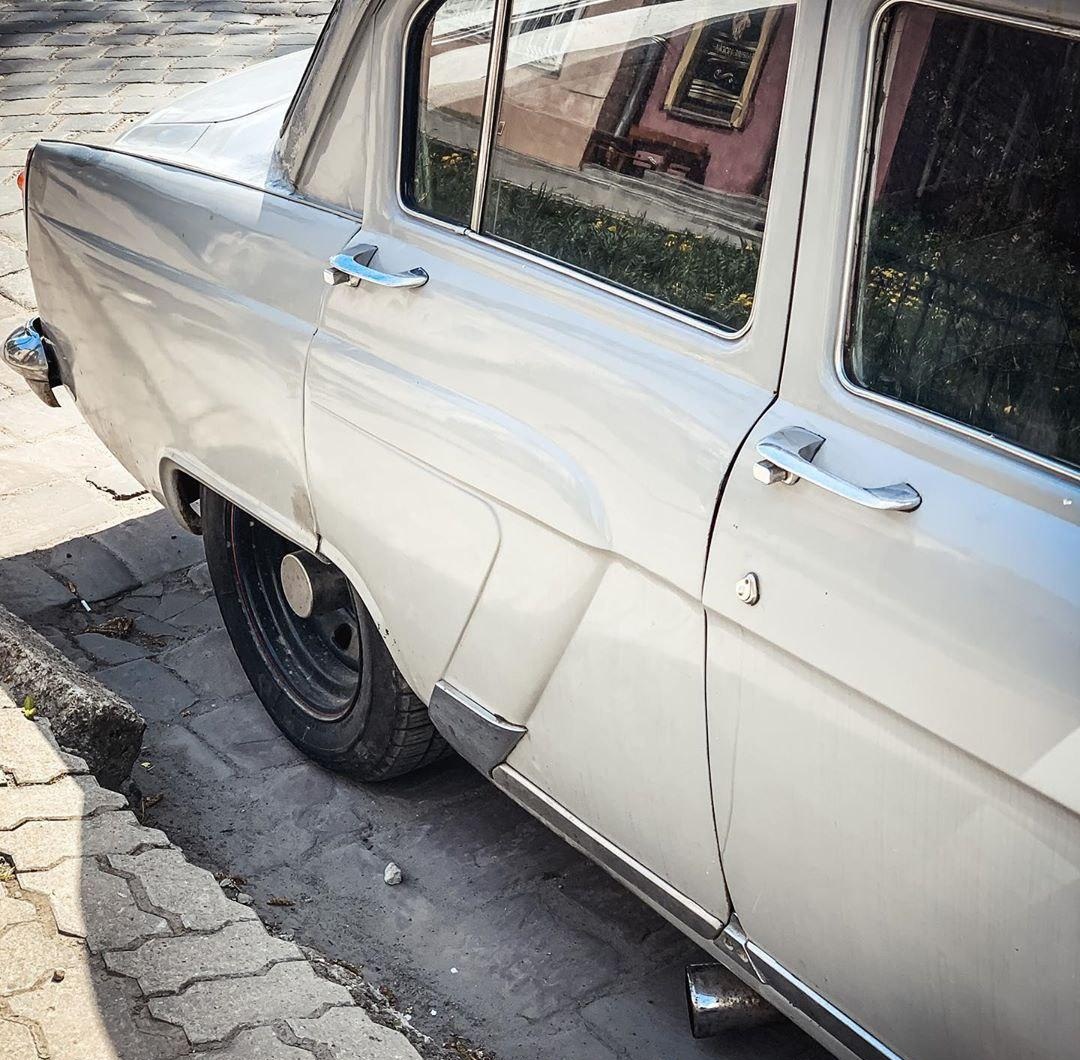 ГАЗ-21 -  радянський легковий автомобіль середнього класу. Дрогобицький варіант.