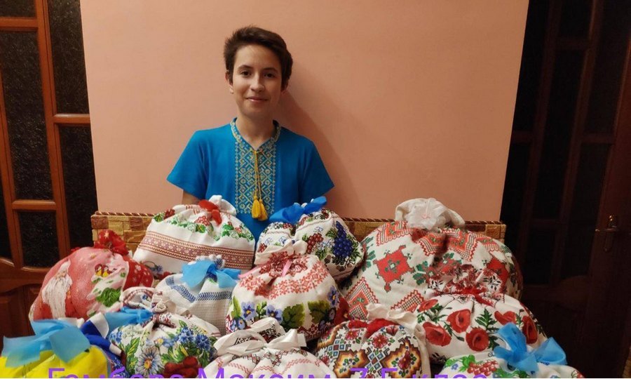 Львівські школярі пошили рекордну кількість екоторбинок. Фото: львівська школа №98.