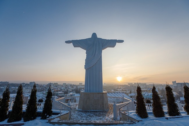 Гошівська гора і статуя Христа-Спасителя.
