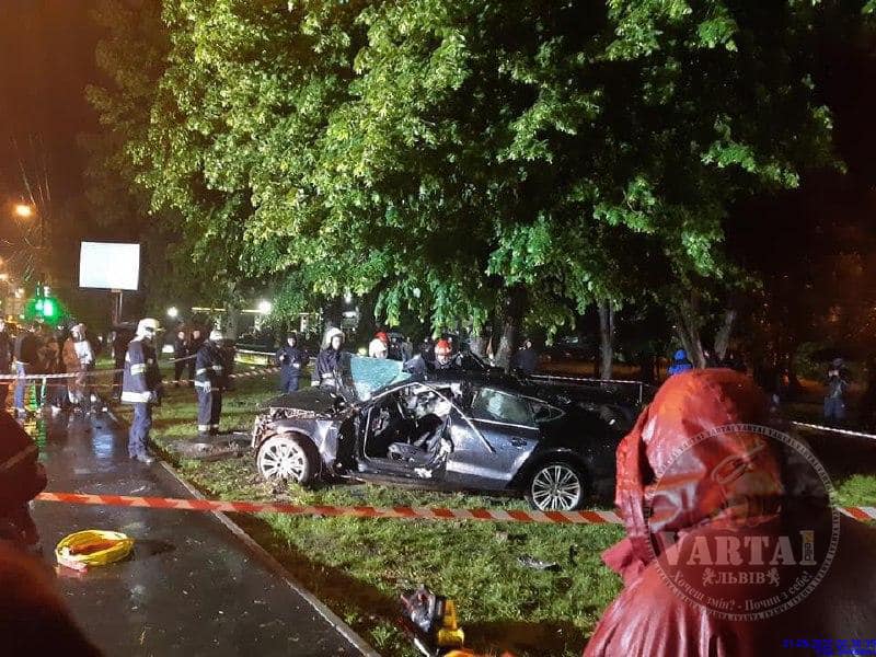 У нічні ДТП на проспекті Чорновола у Львові розбилися двоє 32-річних чоловіків. Фото: Варта 1.