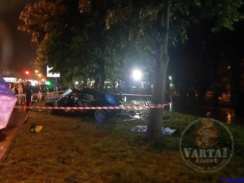 Смертельна аварія на проспекті Чорновола: загинули двоє львів'ян. Фото: Варта 1.