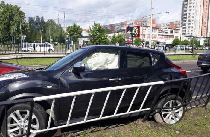 21-річна львів’янка, не впоравшись із керуванням автомобіля Nissan Juke, протаранила огорожу та зіткнулася з бетонною електроопорою. Фоото: поліція Львівщини.