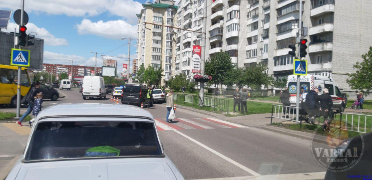 Помер дорогою до лікарні: у Львові автомобіль врізався у металеву огорожу. Фото: Варта 1.