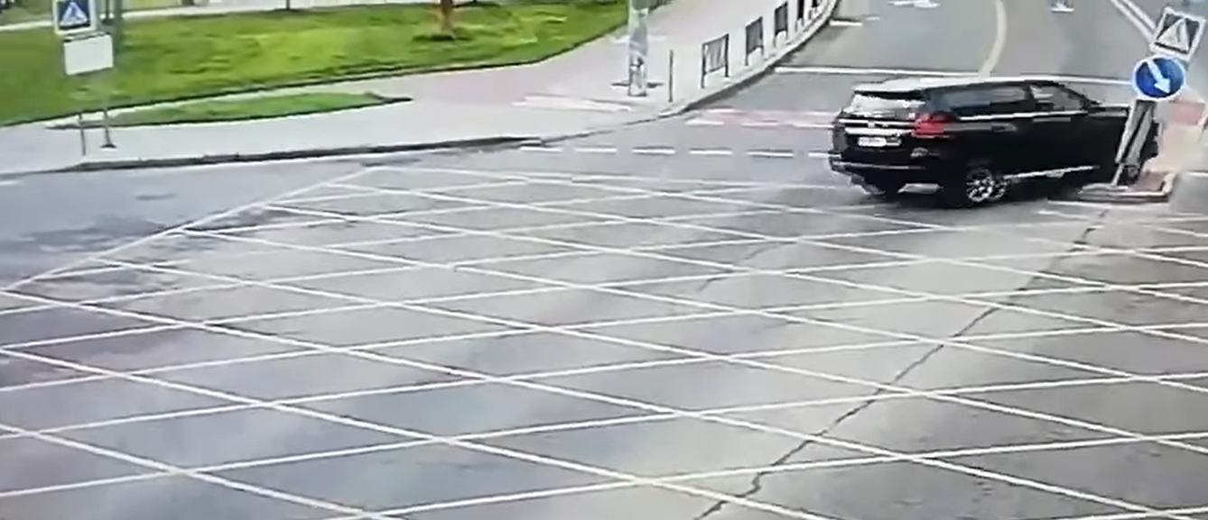 Порушив і повернувся, аби проїхати правильно: на львівському перехресті &ndash; незвичайна ДТП. Скріншот із відео "Гарячої лінії міста Львова".