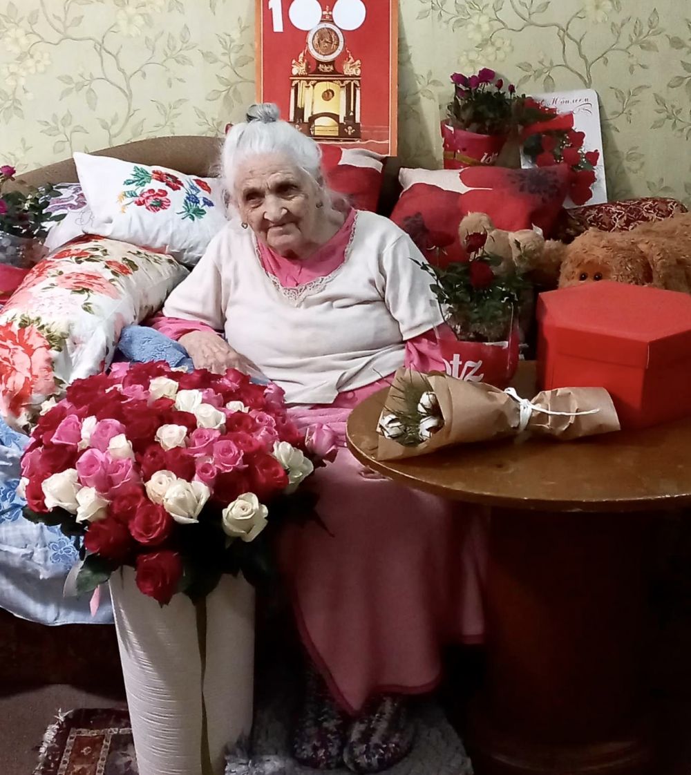 Боєць із передової надіслав на 100-літній ювілей улюбленій бабусі зі Львова 100 троянд.