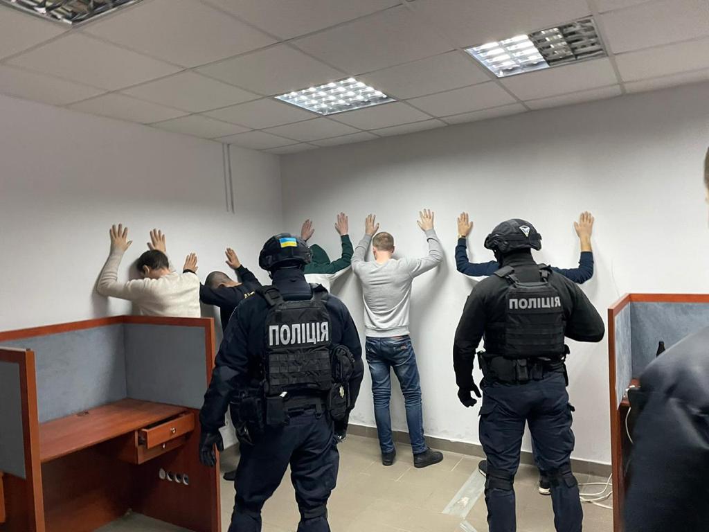 Українські колектори створювали порноконтент із зображенням боржників. Фото: Національна поліція. 