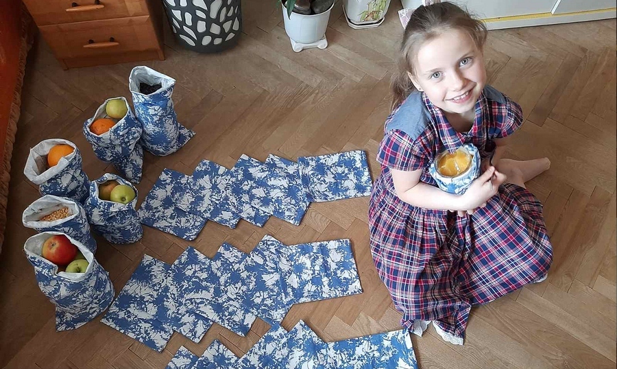 Львівські школярі пошили рекордну кількість екоторбинок. Фото: львівська школа №98.