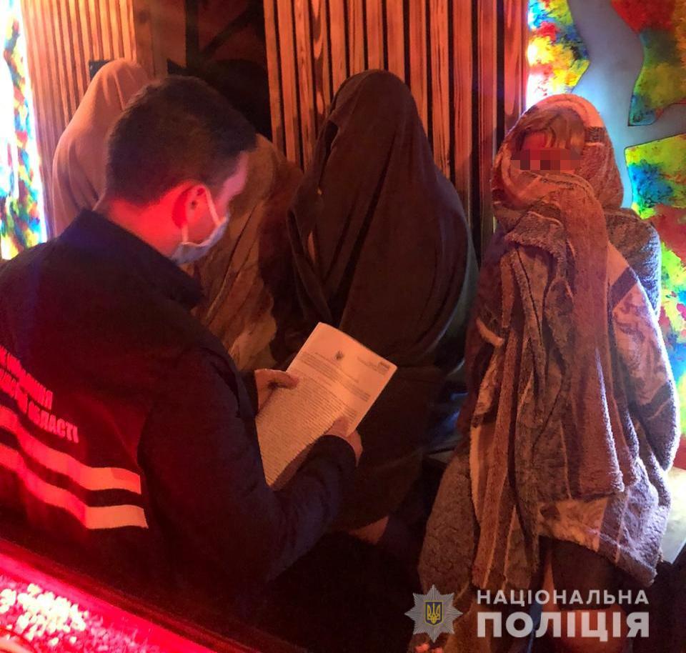 У Львові закрили масажний салон із надання інтимних послуг. Фото: поліція Львівщини. 