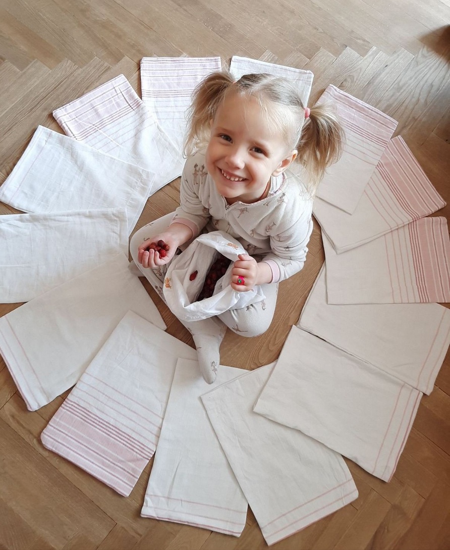 Львівські школярі пошили рекордну кількість екоторбинок. Фото: львівська школа №98.