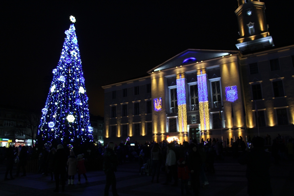Головна новорічна ялинка Дрогобича 2020-2021. Фото: Дрогобицька міська рада.