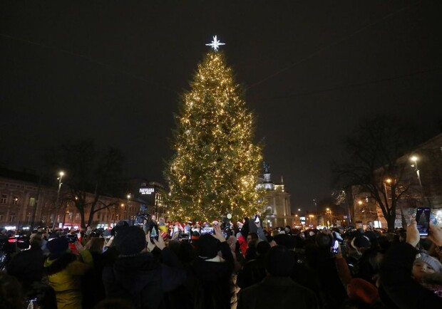 Головна новорічна ялинка Львова 2020-2021. Фото: Роман Балук.