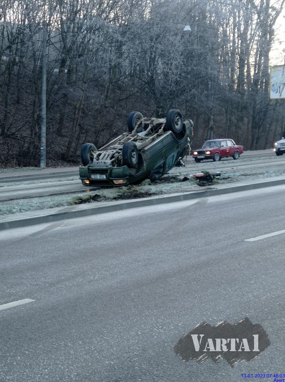 У Львові перекинувся автомобіль, зупинився рух сихівських трамваїв.
