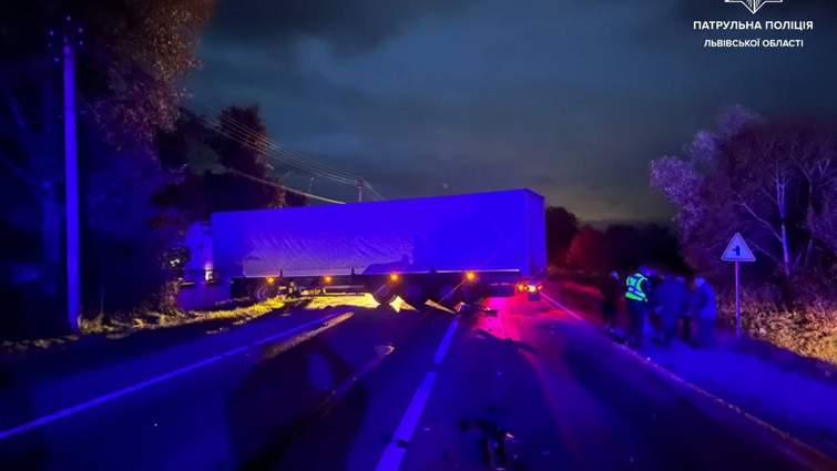 Біля Стрия легковий автомобіль зіткнувся з фурою, загинув 18-річний хлопець.