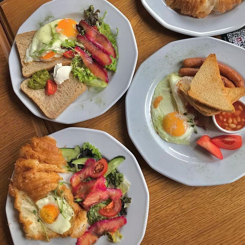 Сніданок у ресторані Атляс.