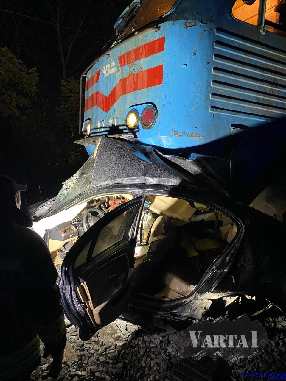 На залізничному переїзді біля Львова потяг протаранив автомобіль.