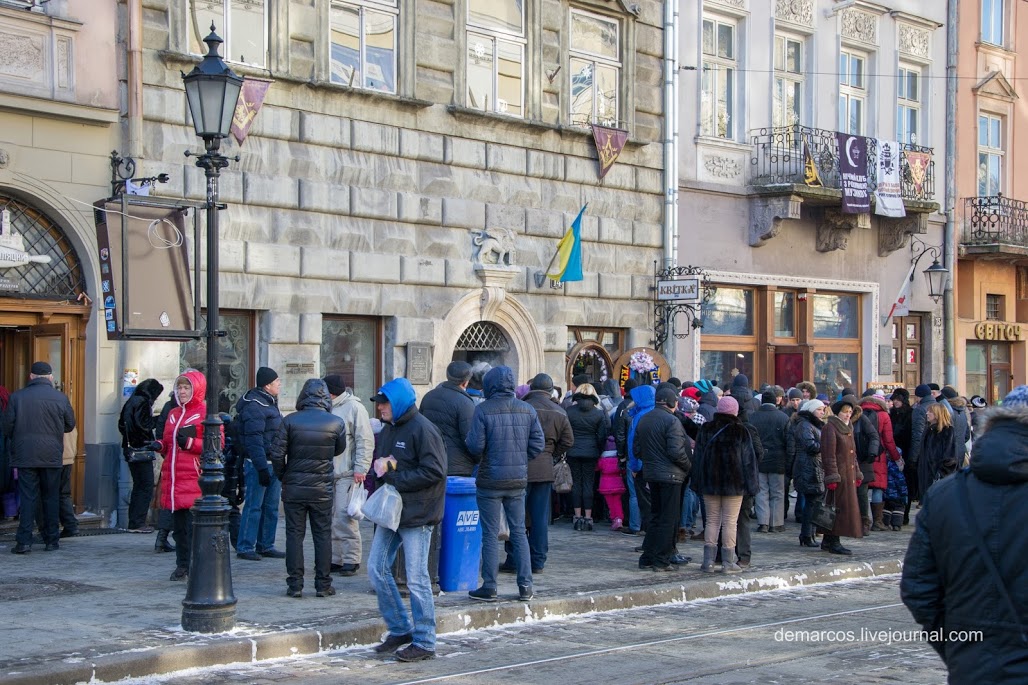 Львів. Черга у "Криївку". Зима. 2015 рік.  Фото: Demarcos — LiveJournal.