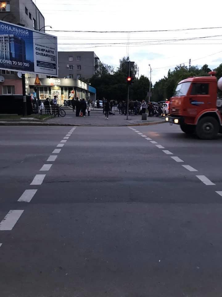 Через масову бійку у Львові затримали трьох хлопців. Фото: Варта 1.