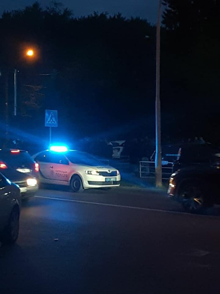 Внаслідок масової бійки на Виговського двоє чоловіків звернулись у поліцію із заявами про спричинення їм тілесних ушкоджень. Фото: Варта 1.