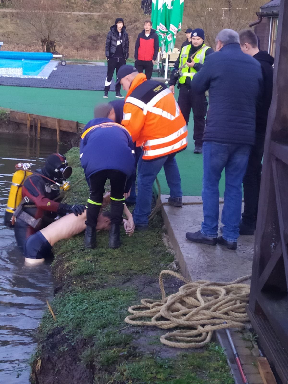 В озері відпочинкового комплексу в Раковці втопився 23-річний хлопець.