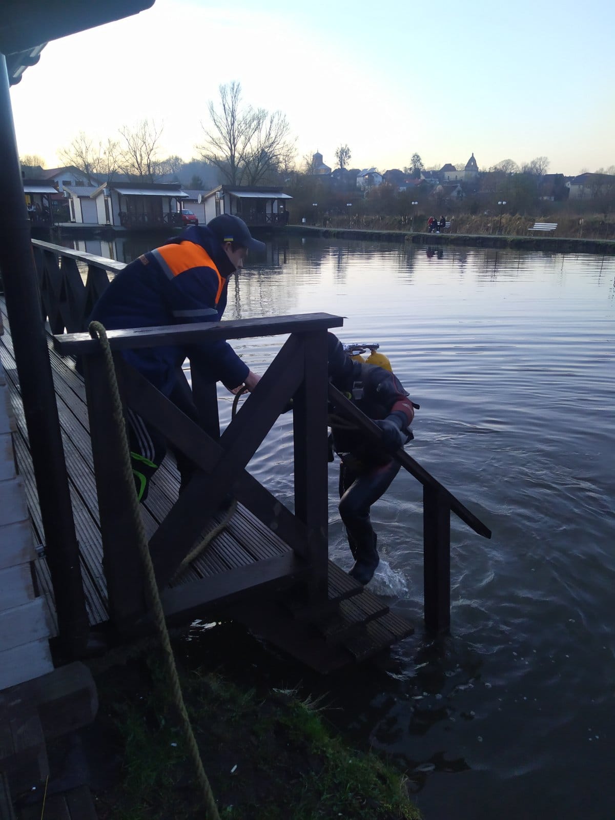 В озері відпочинкового комплексу в Раковці втопився 23-річний хлопець.