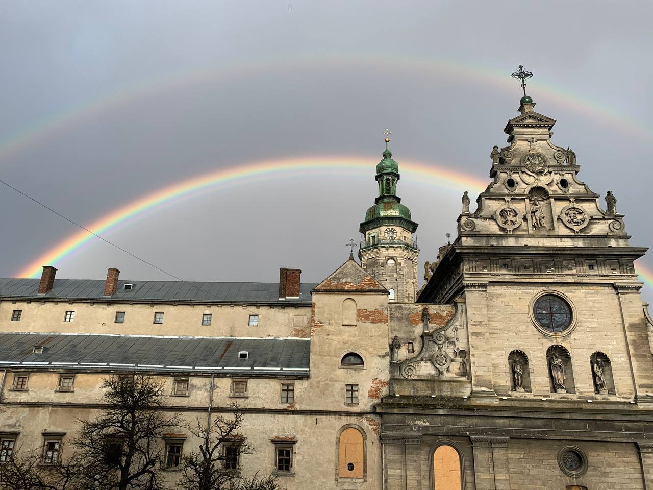 Над Львовом з'явилася подвійна веселка — фото з соцмереж.