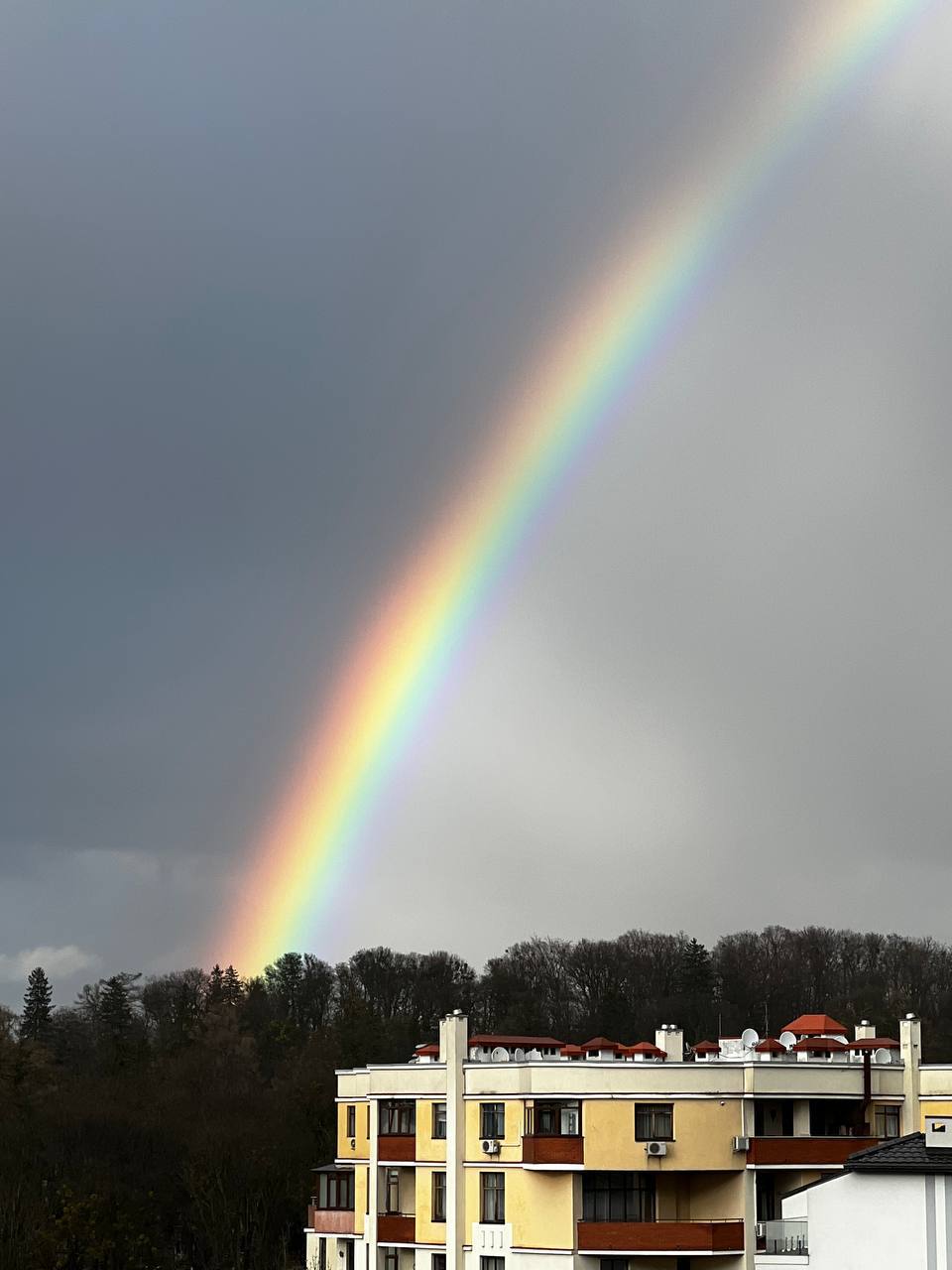 Над Львовом з'явилася подвійна веселка — фото з соцмереж.