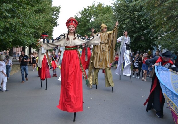 "Карпатські візерунки" - це запальна, видовищна феєрія, яка виконується акторами на ходулях