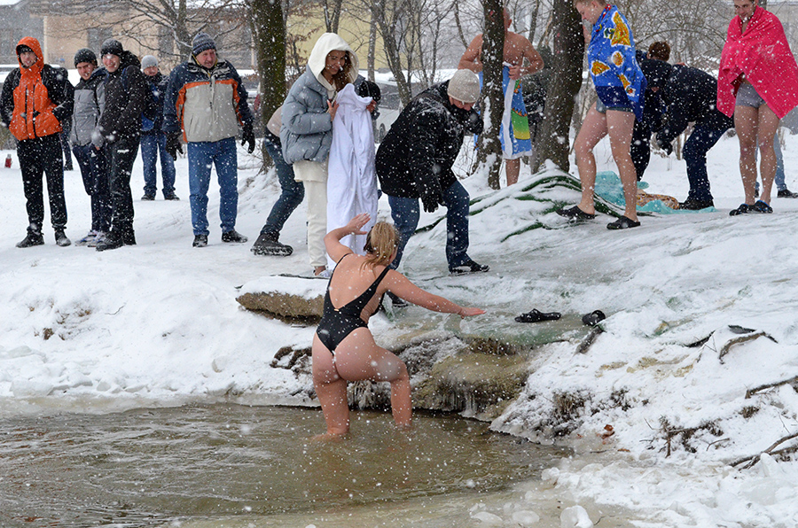 Купання на Водохреща у Горіховому гаю.