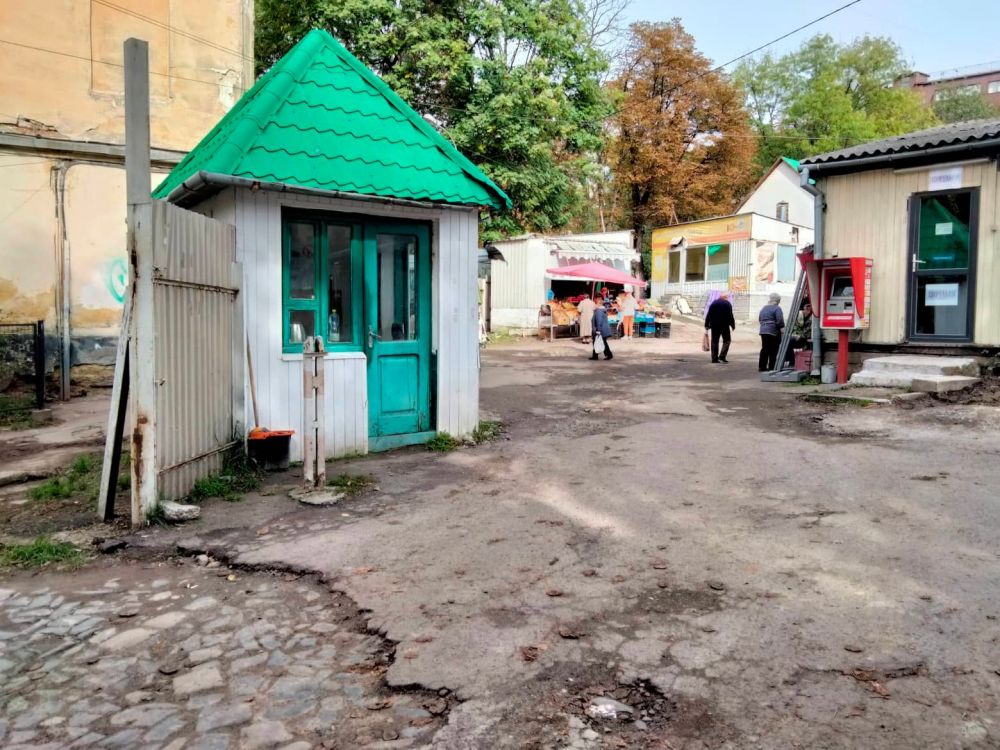 Біля львівського ринку "Добробут" демонтували п'ять брам, які багато років поспіль перекривали рух на вулиці Старій.