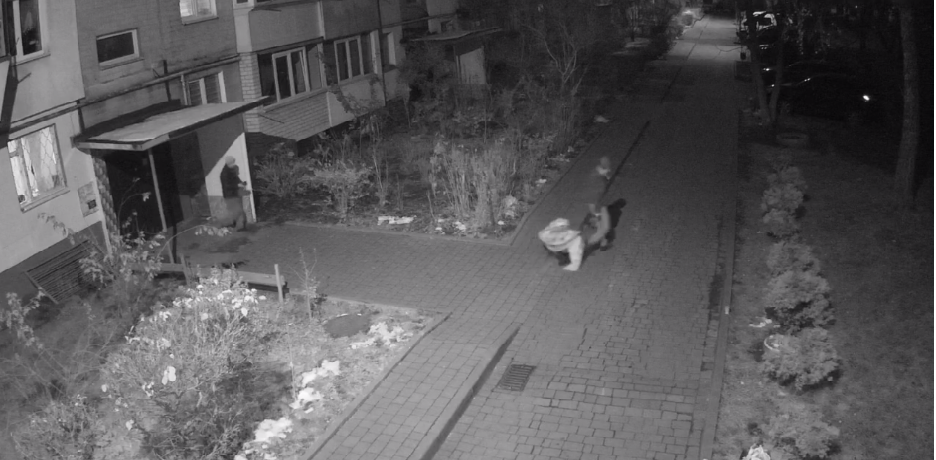 З-під під'їзду у Львові вкрали генератор, накинувши на нього ковдру.