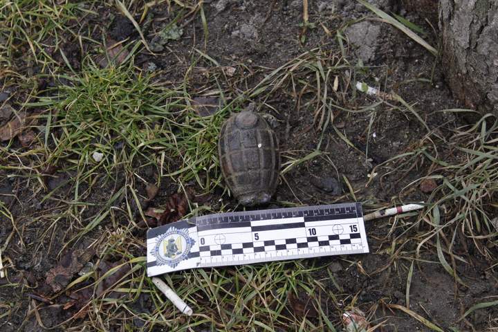 На Зеленій у Львові, поблизу супермаркету «Арсен», двірник під час прибирання знайшов гранату. Фото: ДСНС Львівщини