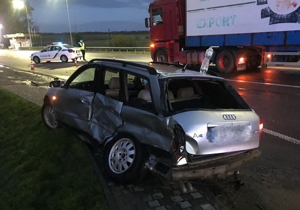 Троє хлопців — у лікарні: у Дідилові автомобіль Audi A4 не пропустив вантажівку. Фото: поліція Львівщини. 