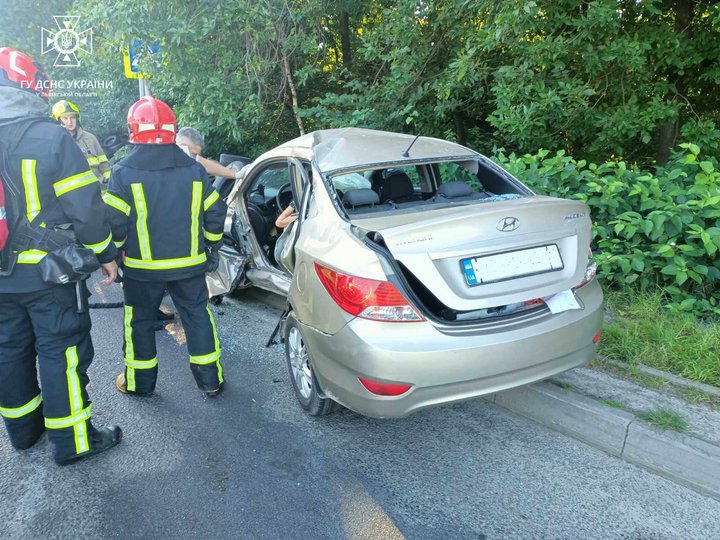 На Городоцькій у Львові сталася ДТП: з понівеченого автомобіля рятувальники "вирізали" двох жінок.