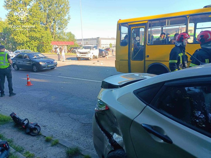 На Городоцькій у Львові сталася ДТП: з понівеченого автомобіля рятувальники "вирізали" двох жінок.