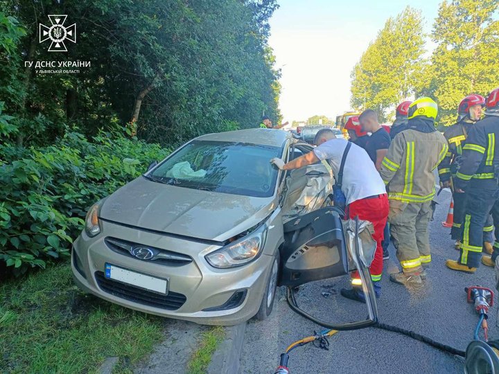 На Городоцькій у Львові сталася ДТП: з понівеченого автомобіля рятувальники "вирізали" двох жінок.