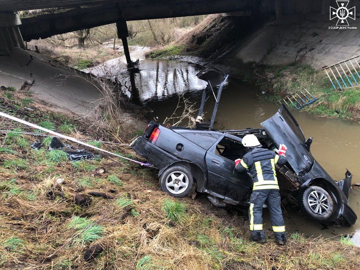 Біля Дрогобича 20-річний хлопець за кермом автомобіля злетів із моста в річку.