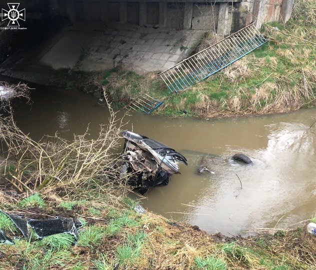 Біля Дрогобича 20-річний хлопець за кермом автомобіля злетів із моста в річку.