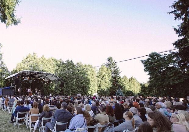 Джазовий STING в саду. Концерт.