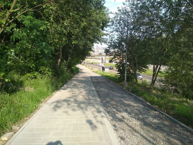 Прораб сказав зліва тротуар, а справа велосипедна доріжка, робітники так і зробили. Фото: Павло Ардан. 