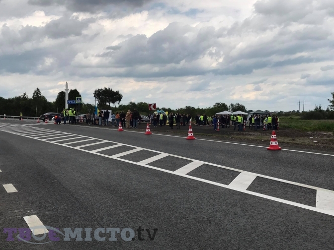 Такий вигляд має одна із найдорожчих трас Львівщини. Фото: Тарас Бабенчук.