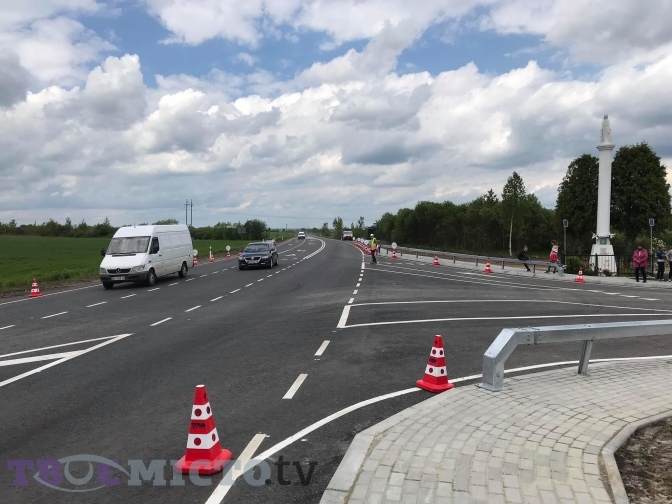 Значна частина дороги має зовнішнє освітлення та 5 кільцевих розв’язок. Фото: Тарас Бабенчук.