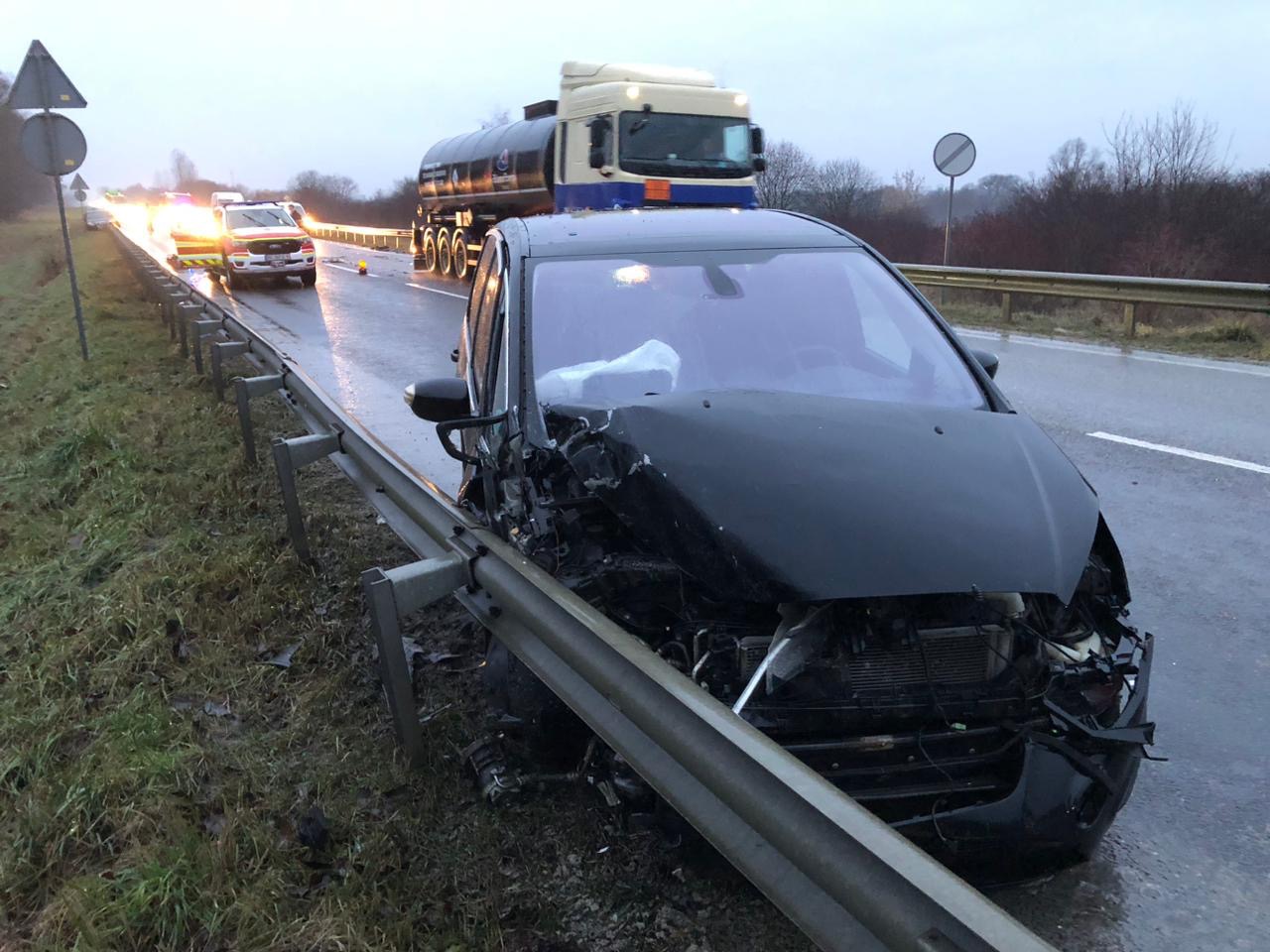 Біля Львова зіткнулися два автомобілі, загинула жінка &mdash; фото з місця ДТП.