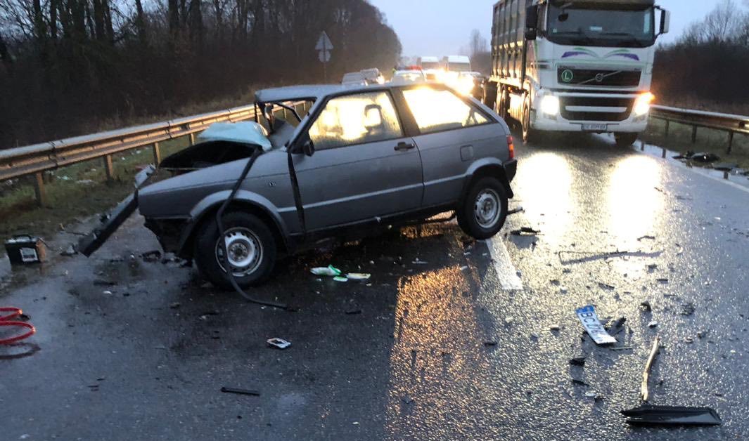 Біля Львова зіткнулися два автомобілі, загинула жінка &mdash; фото з місця ДТП.